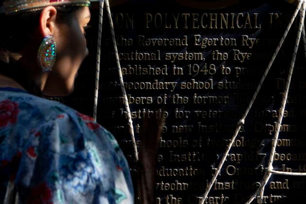 Kanada, Proteste und Sturz der Egerton Ryerson Statue in Toronto June 6, 2021, Toronto, on, Canada: A woman walks past a plaque placed under the Egerton Ryerson statue to honour the lives of the 215 children found buried at the former Kamloops Indian Residential School during a Bring Our Children Home March in Toronto on Sunday, June 6, 2021. Ryerson was the chief superintendent of education for Upper Canada and his recommendations were regarded as instrumental in the design and implementation of the Indian Residential School System. Toronto Canada  - ZUMAc35_ 20210606_zaf_c35_059 Copyright: xChrisxYoungx