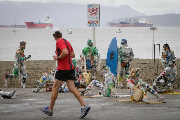 News Themen der Woche KW22 News Bilder des Tages (210606) -- VANCOUVER, June 6, 2021 -- A man runs past figures made with plastics removed from shorelines at Kitsilano Beach in Vancouver, British Columbia, Canada, on June 6, 2021. Created by multidisciplinary artist Caitlin Doherty and made with plastics removed from Canadian shorelines, a set of figures named plastic beachgoers embody people s collective contribution to plastic pollution, bring the topic of shoreline pollution to the forefront. (Photo by Xinhua) CANADA-VANCOUVER-INSTALLATIONS-PLASTIC BEACHGOERS LiangxSen 