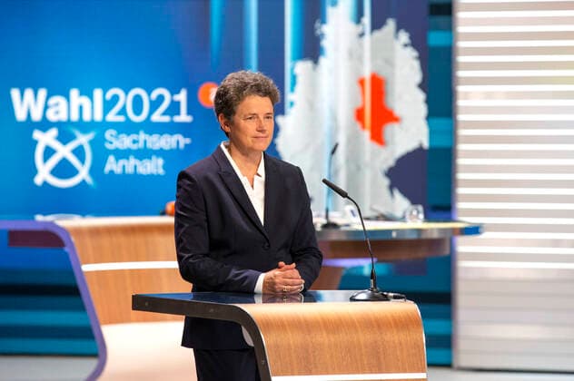 Lydia Hüskens am Wahlabend der Landtagswahl in Sachsen-Anhalt in den Messehallen Magdeburg. Magdeburg, 06.06.2021 *** Lydia Hüskens on the election evening of the state election in Saxony-Anhalt in the exhibition halls Magdeburg Magdeburg, 06 06 2021 Foto:xR.xSchmiegeltx xFuturexImage