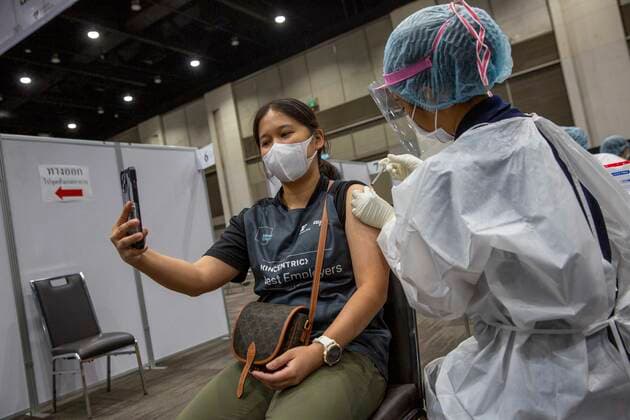 News Bilder des Tages June 7, 2021, Bangkok, Bangkok, Thailand: A woman takes a selfie video as medical personnel injects her with a locally produced AstraZeneca vaccine shot in a vaccination center inside BangkokÃ¢â‚¬â ¢s upscale Siam Paragon shopping mall. The mass effort to vaccinate ThailandÃ¢â‚¬â ¢s population against the novel coronavirus started on Monday, June 7th with hundreds of vaccination centers having been set up in the nationÃ¢â‚¬â ¢s capitol Bangkok and nationwide. Both imported Chinese made Sinovac and domestically produced AstraZeneca vaccine injections are being used, with a goal set the inoculate 70% of the population by the end of the year to achieve herd immunity. Bangkok Thailand - ZUMAt128 20210607_zap_t128_008 Copyright: xAdryelxTalamantesx