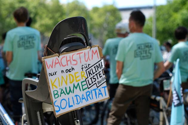 Fahrraddemonstration zum Anti-Autobahn-Aktionswochenende unter dem Motto A100 stoppen - Lebenswertes Berlin für alle gegen den Ausbau der Stadtautobahn A 100 und für eine Verkehrswende. Bicycle demonstration under the motto Stop the A100 - Liveable Berlin for All against the expansion of the A100 city motorway and for a traffic turnaround. snapshot-photography K.M.Krause *** Bicycle demonstration for the Anti Autobahn Action Weekend under the motto Stop the A100 Liveable Berlin for All against the expansion of the A100 city motorway and for a traffic turnaround snapshot photography K M Krause