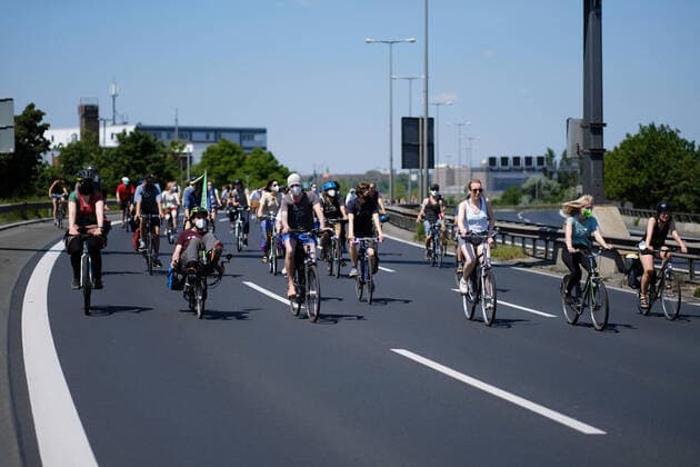 Fahrraddemonstration zum Anti-Autobahn-Aktionswochenende unter dem Motto A100 stoppen - Lebenswertes Berlin für alle gegen den Ausbau der Stadtautobahn A 100 und für eine Verkehrswende. Bicycle demonstration under the motto Stop the A100 - Liveable Berlin for All against the expansion of the A100 city motorway and for a traffic turnaround. snapshot-photography K.M.Krause *** Bicycle demonstration for the Anti Autobahn Action Weekend under the motto Stop the A100 Liveable Berlin for All against the expansion of the A100 city motorway and for a traffic turnaround snapshot photography K M Krause