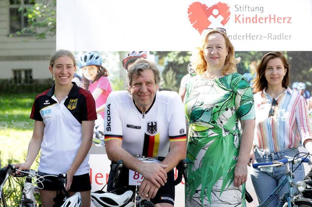 Bilder des Jahres 2021, Entertainment 06 Juni Entertainment Themen der Woche KW23 Entertainment Bilder des Tages Carlotta Walser, Uwe Rohde und Sylvia Paul beim Start zur 6. Etappe der HerzRadtour zugunsten der Stiftung KinderHerz vor dem Deutschen Herzzentrum Berlin. Berlin, 07.06.2021 *** Carlotta Walser, Uwe Rohde and Sylvia Paul at the start of the 6th stage of the HerzRadtour for the benefit of Stiftung KinderHerz in front of the German Heart Institute Berlin Berlin, 07 06 2021 Foto:xS.xGabschx xFuturexImage