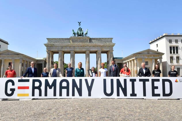 Bilder des Jahres 2021, Entertainment 06 Juni Entertainment Themen der Woche KW23 Entertainment Bilder des Tages News Bilder des Tages Tim Höttges, Thomas Berlemann, Franziska van Almsick, Malaika Mihambo, Stephan Mayer, Johannes B. Kerner und Sportler beim Fototermin nach der Pressekonferenz zum Auftakt der neuen Sporthilfe-Kampagne Germany United vor dem Brandenburger Tor. Berlin, 07.06.2021 *** Tim Höttges, Thomas Berlemann, Franziska van Almsick, Malaika Mihambo, Stephan Mayer, Johannes B Kerner and athletes at the photo session after the press conference to launch the new Sporthilfe campaign Germany United in front of the Brandenburg Gate Berlin, 07 06 2021 Foto:xF.xKernx xFuturexImage