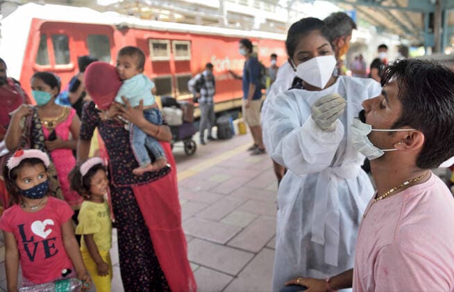 Coronavirus in Indien, landesweite Eindrücke MUMBAI, INDIA - JUNE 6: A BMC health worker collects a swab sample of a passenger for COVID-19 test, at Dadar Station, on June 6, 2021 in Mumbai, India. (Photo by Satish Bate Hindustan Times) Daily Life Amid Coronavirus Pandemic In India