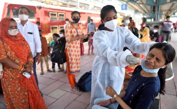 Coronavirus in Indien, landesweite Eindrücke MUMBAI, INDIA - JUNE 6: A BMC health worker collects a swab sample of a passenger for COVID-19 test, at Dadar Station, on June 6, 2021 in Mumbai, India. (Photo by Satish Bate Hindustan Times) Daily Life Amid Coronavirus Pandemic In India