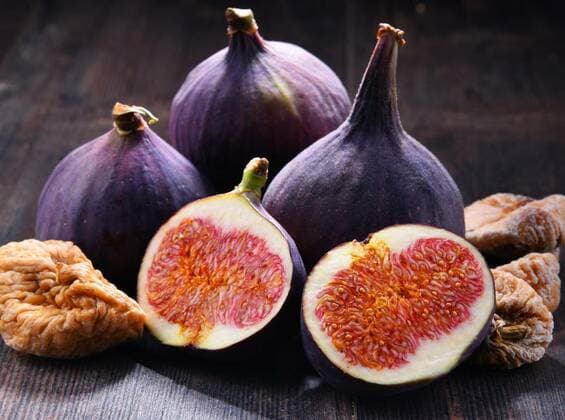  Composition with fresh and dried figs on wooden table, 23.02.2020 05:27:52, Copyright: xmonticellox Panthermedia28153925