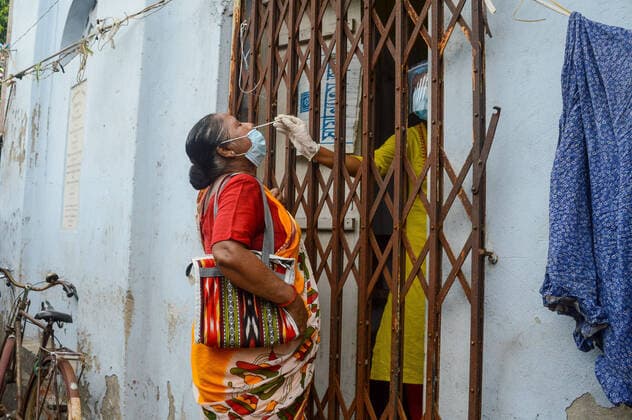 Coronavirus in Indien, landesweite Eindrücke June 7, 2021, Kolkata, West Bengal, India: A health worker collects a swab sample from a lady for COVID-19 testing at a health center in Kolkata , India , on 7 June 2021 . India recorded its lowest daily case count in last two months of under 2 Lakhs to which many concludes that the end of second wave is here according to media reports Kolkata India - ZUMAc211 20210607_zip_c211_004 Copyright: xDebarchanxChatterjeex