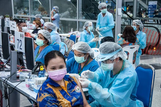 News Bilder des Tages June 7, 2021, Bangkok, Thailand: A health worker administers a dose of AstraZeneca vaccine to a woman during a mass vaccination against COVID-19 at Bang Sue Grand Station in Bangkok..Thailand started a mass vaccination against COVID-19 coronavirus pandemic across the country in an effort to contain the nationwide spread of COVID-19 coronavirus pandemic from 7 June 2021 onward. Bangkok Thailand - ZUMAs197 20210607_zaa_s197_083 Copyright: xPeeraponxBoonyakiatx