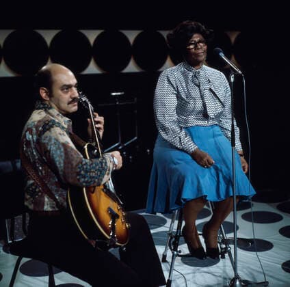ELLA FITZGERALD Ella Fitzgerald, berühmte amerikanische Jazzsängerin, Auftritt in der Sendung: Jazz im ZDF, Montreux Gala, 1977, begleitet vom amerikanischen Jazz-Gitarristen Joe Pass. Ella Fitzgerald, famous American Jazz singer, TV performance: Jazz im ZDF, Montreux Gala, 1977, on the guitar, American Jazz giuitarist, Joe Pass., Deutschland Copyright: kpa UnitedArchives55021339 EDITORIAL USE ONLY