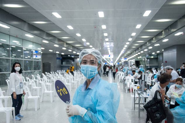June 7, 2021, Bangkok, Thailand: A health worker holds a sign that says Vacancy during a mass vaccination against COVID-19 at Bang Sue Grand Station in Bangkok..Thailand started a mass vaccination against COVID-19 coronavirus pandemic across the country in an effort to contain the nationwide spread of COVID-19 coronavirus pandemic from 7 June 2021 onward. Bangkok Thailand - ZUMAs197 20210607_zaa_s197_088 Copyright: xPeeraponxBoonyakiatx