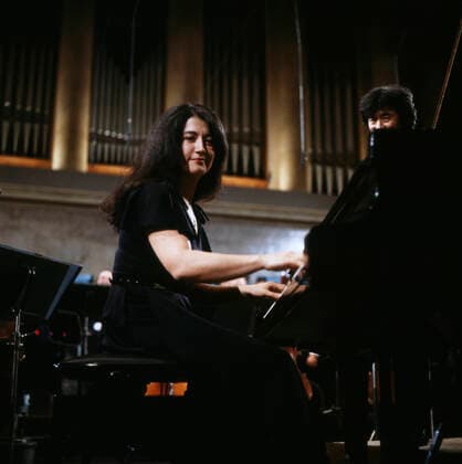 MARTHA ARGERICH Martha Argerich, argentinisch-schweizerische Pianistin, bei einem Konzert mit Dirigent Seiji Ozawa, rechts, 1981. Martha Argerich, Argentinian-Swiss Pianist, during a concert with conductor Seiji Ozawa, right, 1981., Deutschland Copyright: kpa UnitedArchives55021562 EDITORIAL USE ONLY