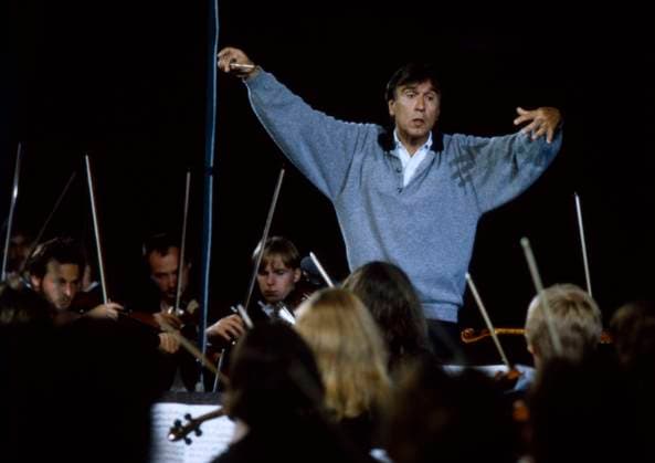 CLAUDIO ABBADO Claudio Abbado, italienischer Dirigent, Generalmusikdirektor der Stadt Wien, Aufnahme bei einer Probe mit einem Jugendorchester in Berlin, 1988. Claudio Abbado, Italian conductor, General Music Director of the City of Vienna, photo during a rehearsal with a Youth Orchestra in Berlin, 1988., Berlin Deutschland Copyright: kpa UnitedArchives55021730 EDITORIAL USE ONLY