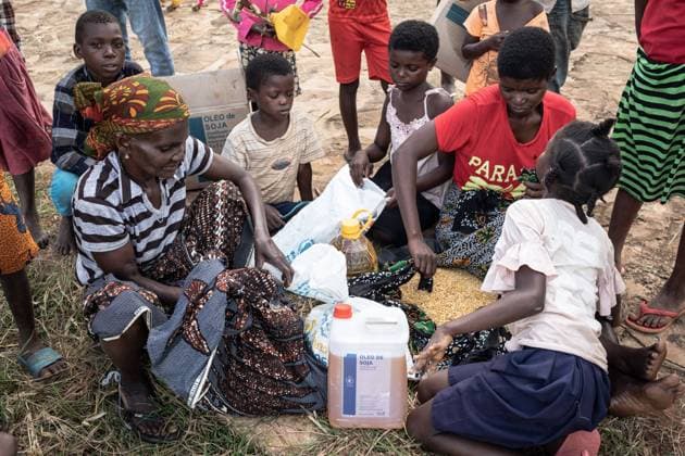 Some organizations such as the WFP (World Food Program, aka UN-WFP) regularly distribute food to the displaced. Meluco is a region affected by the arrival of many displaced people. Although organized, some of the displaced do not get their share. The region of Cabo Delgado, in the northeast of Mozambique, has been experiencing an unprecedented humanitarian drama for the past 4 years. Al-Shabab jihadists affiliated with the Islamic State since 2019 are wreaking havoc there. This armed group terrorizes the different ethnic groups while carrying out coordinated and simultaneous attacks against public institutions. To date, more than 2,800 people have been killed. In Pemba, the capital of the region and a former tourist town, the humanitarian  ChrisxHubyx xLexPictorium LePictorium_0248429