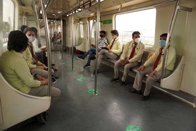 Coronavirus in Indien, landesweite Eindrücke Corona Virus Outbreak In India Delhi Metro Rail Corporation (DMRC) officials wearing masks travel inside a Metro train after resumption of services in a graded manner at 50% capacity, in New Delhi, India on June 7, 2021. As part of unlocking the national capital, authorities had announced various relaxations including the opening of liquor shops, markets and malls which were closed to slow down the spread of the coronavirus disease (COVID-19). New Delhi India makhija-notitle210607_npNjU  Copyright: xMayankxMakhijax