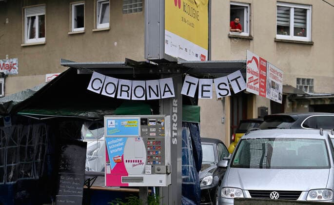 Testzentrum Bad Cannstatt, Schnellteststation auf dem Gelände eines Gebrauchtwagenhändlers, Corona-Krise, Stuttgart, Baden-Württemberg, Deutschland Coronavirus