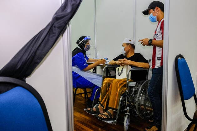 June 7, 2021, Shah Alam, Malaysia: A health worker administers a first dose of Sinovac vaccine to a person at Uitm Puncak Alam, Selangor..Malaysia Health Minister, Dr Adham Baba said Malaysia has delivered 3.57million Covid-19 vaccine shots and more than one million individuals had received two doses of the vaccine. Kuala Lumpur had the highest vaccine recipient with 508,358 Covid-19 vaccine shots involves and followed by Selangor at 398,697 shots. Shah Alam Malaysia - ZUMAs197 20210607_zaa_s197_105 Copyright: xFarisxHadziqx