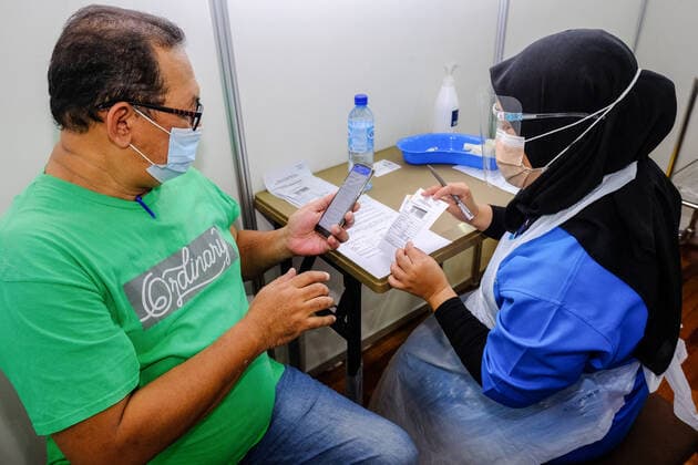 June 7, 2021, Shah Alam, Malaysia: A health worker administers a first dose of Sinovac vaccine to a person at Uitm Puncak Alam, Selangor..Malaysia Health Minister, Dr Adham Baba said Malaysia has delivered 3.57million Covid-19 vaccine shots and more than one million individuals had received two doses of the vaccine. Kuala Lumpur had the highest vaccine recipient with 508,358 Covid-19 vaccine shots involves and followed by Selangor at 398,697 shots. Shah Alam Malaysia - ZUMAs197 20210607_zaa_s197_107 Copyright: xFarisxHadziqx