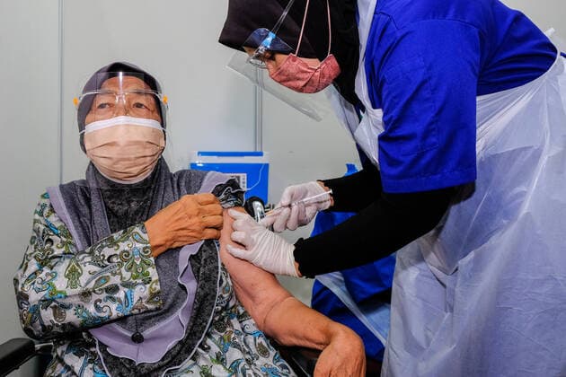 June 7, 2021, Shah Alam, Malaysia: A health worker administers a first dose of Sinovac vaccine to a person at Uitm Puncak Alam, Selangor..Malaysia Health Minister, Dr Adham Baba said Malaysia has delivered 3.57million Covid-19 vaccine shots and more than one million individuals had received two doses of the vaccine. Kuala Lumpur had the highest vaccine recipient with 508,358 Covid-19 vaccine shots involves and followed by Selangor at 398,697 shots. Shah Alam Malaysia - ZUMAs197 20210607_zaa_s197_108 Copyright: xFarisxHadziqx