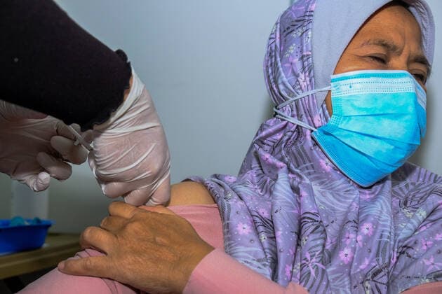 June 7, 2021, Shah Alam, Malaysia: A health worker administers a first dose of Sinovac vaccine to a person at Uitm Puncak Alam, Selangor..Malaysia Health Minister, Dr Adham Baba said Malaysia has delivered 3.57million Covid-19 vaccine shots and more than one million individuals had received two doses of the vaccine. Kuala Lumpur had the highest vaccine recipient with 508,358 Covid-19 vaccine shots involves and followed by Selangor at 398,697 shots. Shah Alam Malaysia - ZUMAs197 20210607_zaa_s197_120 Copyright: xFarisxHadziqx