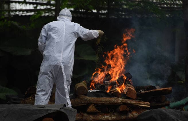 News Bilder des Tages June 7, 2021, Guwahati, Guwahati, India: Family members perform the last rites of COVID-19 victim at cremation ground in Guwahati Assam India on Monday 7th June 2021. Guwahati India - ZUMAd163 20210607_zip_d163_005 Copyright: xDasarathxDekax