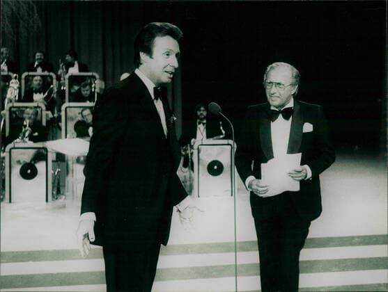 Peter Alexander präsentiert Spezialitäten Gastgeber Peter Alexander in seiner Fernsehshow Peter Alexander präsentiert Spezialitäten . ! AUFNAHMEDATUM GESCHÄTZT Copyright: TelePress UnitedArchivesIMS_3646792F EDITORIAL USE ONLY !ACHTUNG AUFNAHMEDATUM GESCHÄTZT!