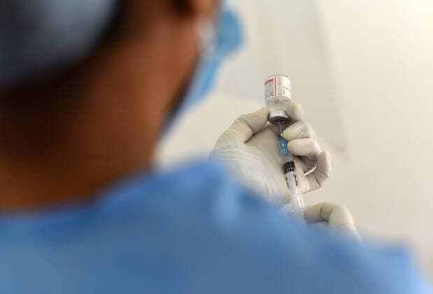 Coronavirus in Indien, landesweite Eindrücke Coronavirus Outbreak In India A nurse prepares a dose to vaccinate against COVID-19 coronavirus disease, at a vaccination centre in Guwahati, India on Monday, 07 June 2021. Guwahati India talukdar-notitle210607_npdHD  Copyright: xDavidxTalukdarx