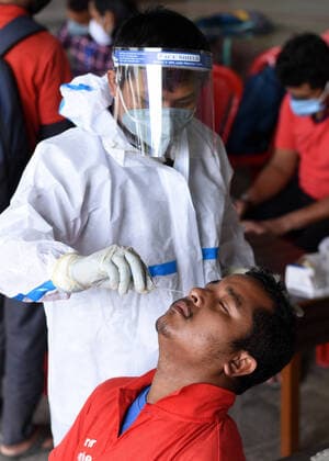 Coronavirus in Indien, landesweite Eindrücke Coronavirus Outbreak In India A health worker takes swab sample to test for COVID-19 coronavirus disease before vaccination, at a vaccination centre in Guwahati, India on Monday, 07 June 2021. Guwahati India talukdar-notitle210607_npYZs  Copyright: xDavidxTalukdarx