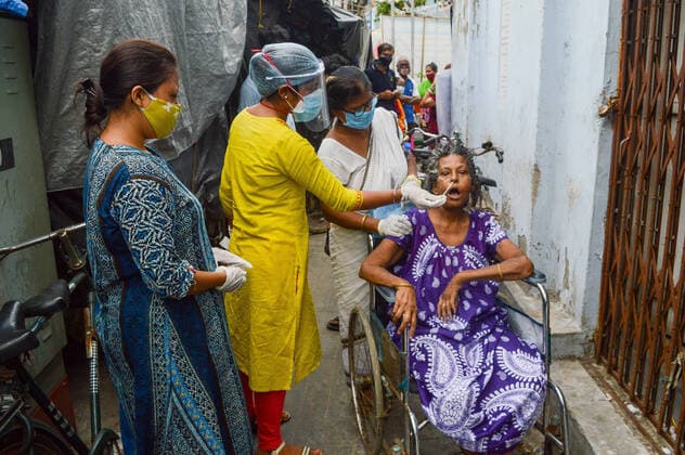 Coronavirus in Indien, landesweite Eindrücke June 7, 2021, Kolkata, West Bengal, India: Health worker collecting a swab sample for COVID-19 testing from an old lady on a wheelchair in front of a health center in Kolkata , India , on 7 June 2021 . India recorded its lowest daily case count in last two months of under 2 Lakhs to which many concludes that the end of second wave is here according to media reports Kolkata India - ZUMAc211 20210607_zip_c211_002 Copyright: xDebarchanxChatterjeex