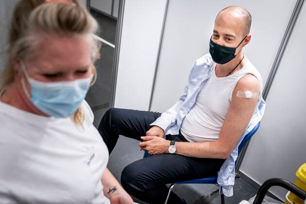 Sundhedsminister Magnus Heunicke bliver vaccineret af Henriette imod covid-19 i Ishoej, mandag den 7. juni 2021. Sundhedsministeren bliver vaccineret med Pfizer BioNTech.. , Ishoej Denmark  Copyright: RitzauxScanpix MadsxClausxRasmussenx cop102 spdk20210607-174421-L