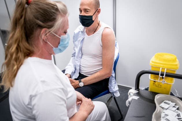 Sundhedsminister Magnus Heunicke bliver vaccineret af Henriette imod covid-19 i Ishoej, mandag den 7. juni 2021. Sundhedsministeren bliver vaccineret med Pfizer BioNTech.. , Ishoej Denmark Copyright: RitzauxScanpix MadsxClausxRasmussenx cop102 spdk20210607-174854-L