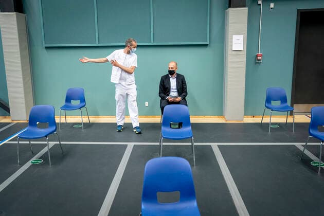 Sundhedsminister Magnus Heunicke sidder i observationsomraadet efter at han er blevet vaccineret imod covid-19 i Ishoej, mandag den 7. juni 2021. Sundhedsministeren bliver vaccineret med Pfizer BioNTech.. , Ishoej Denmark Copyright: RitzauxScanpix MadsxClausxRasmussenx cop102 spdk20210607-175147-L