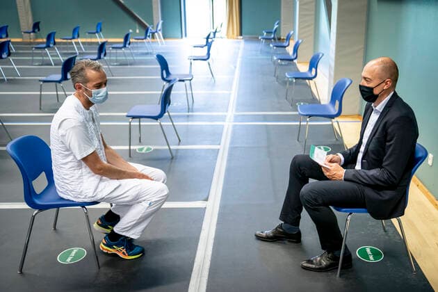 Sundhedsminister Magnus Heunicke sidder i observationsomraadet efter at han er blevet vaccineret imod covid-19 i Ishoej, mandag den 7. juni 2021. Sundhedsministeren bliver vaccineret med Pfizer BioNTech.. , Ishoej Denmark Copyright: RitzauxScanpix MadsxClausxRasmussenx cop102 spdk20210607-175216-L