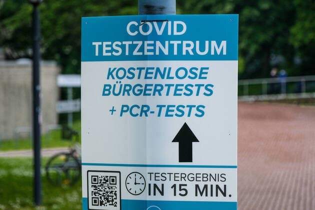 Düsseldorf 07.06.2021 kostenloser Bürgertest Einkaufen Shoppen Geschäft Pandemie Lockdown shutdown Covid Corona Maskenpflicht Notbremse Coronatest Test Inzidenz Inzidenzwert PCR Test Schnelltest polymerase chain reaction Testzentrum Düsseldorf Nordrhein-Westfalen Deutschland