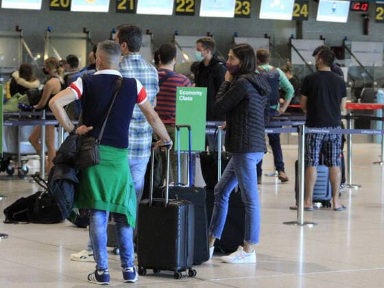 *ARCHIVE* June 6, 2021, Lisbon, Portugal: Intense movement of passengers in departure area of Humberto Delgado airport, in Lisbon, at end of May. Portugal s departure from green list of UK travel caused a spike of around 10,000 departures from country due to Covid-19 pandemic. (Photo taken on May 24, 2021).  Copyright: xEdsonxdexSouzax
