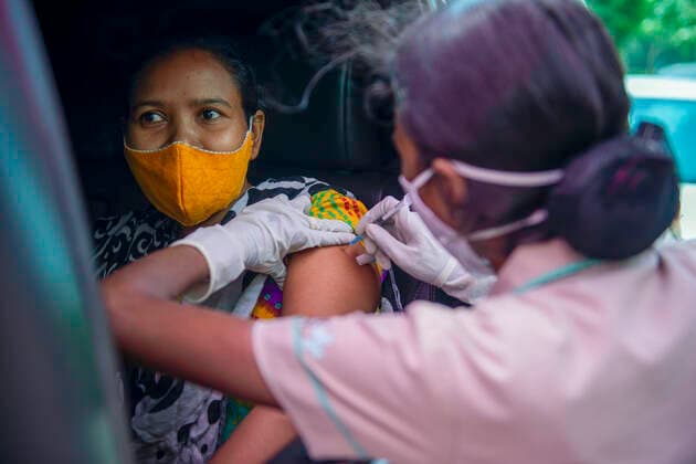 Coronavirus in Indien, landesweite Eindrücke June 7, 2021, New Delhi, India: A health worker administers a COVID-19 Vaccine dose to woman during a drive thru Covid-19 vaccination operation..Max Super Speciality hospital setup a drive thru covid-19 vaccination centre at sports complex, commonwealth games village in New Delhi. Toda the Indian government announced free Covid-19 vaccines to be provided to all adults starting June 21st. New Delhi India - ZUMAs197 20210607_zaa_s197_179 Copyright: xPradeepxGaurx