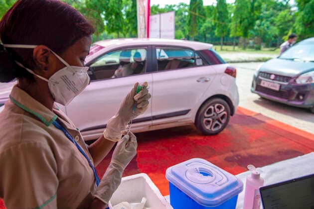 Coronavirus in Indien, landesweite Eindrücke June 7, 2021, New Delhi, India: A nurse prepares a syringe with the Covid-19 Vaccine dose at the drive thru covid-19 vaccination centre at sports complex..Max Super Speciality hospital setup a drive thru covid-19 vaccination centre at sports complex, commonwealth games village in New Delhi. Toda the Indian government announced free Covid-19 vaccines to be provided to all adults starting June 21st. New Delhi India - ZUMAs197 20210607_zaa_s197_180 Copyright: xPradeepxGaurx