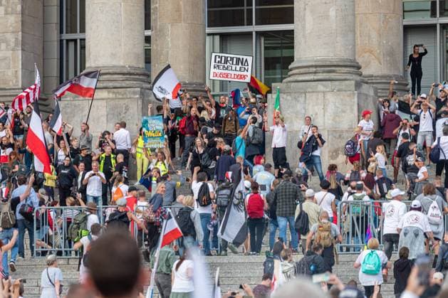 Sturm auf dem Bundestag Reichstag Deutschland, Berlin am 29.08.2020: einige Hunderte Demonstrierende die gegen den Corona-Maasnahmen sind, sturmen auf die Treppen des Reichstages. Viele Trugen die Reichsflagge sowie die russische und die Amerikanische. *** Storm on the Bundestag Reichstag Germany, Berlin on 29 08 2020 several hundreds of demonstrators who are against the Corona measures storm on the stairs of the Reichstag Many carried the Reich flag as well as the Russian and American flags