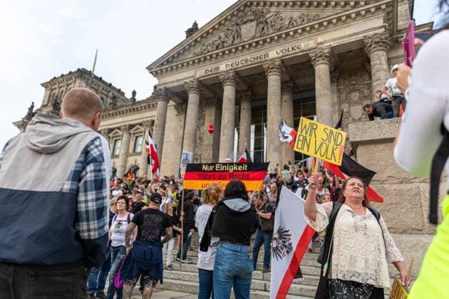 Sturm auf dem Bundestag Reichstag Deutschland, Berlin am 29.08.2020: einige Hunderte Demonstrierende die gegen den Corona-Maasnahmen sind, sturmen auf die Treppen des Reichstages. Viele Trugen die Reichsflagge sowie die russische und die Amerikanische. *** Storm on the Bundestag Reichstag Germany, Berlin on 29 08 2020 several hundreds of demonstrators who are against the Corona measures storm on the stairs of the Reichstag Many carried the Reich flag as well as the Russian and American flags