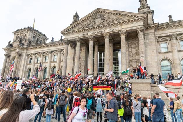 Sturm auf dem Bundestag Reichstag Deutschland, Berlin am 29.08.2020: einige Hunderte Demonstrierende die gegen den Corona-Maasnahmen sind, sturmen auf die Treppen des Reichstages. Viele Trugen die Reichsflagge sowie die russische und die Amerikanische. *** Storm on the Bundestag Reichstag Germany, Berlin on 29 08 2020 several hundreds of demonstrators who are against the Corona measures storm on the stairs of the Reichstag Many carried the Reich flag as well as the Russian and American flags