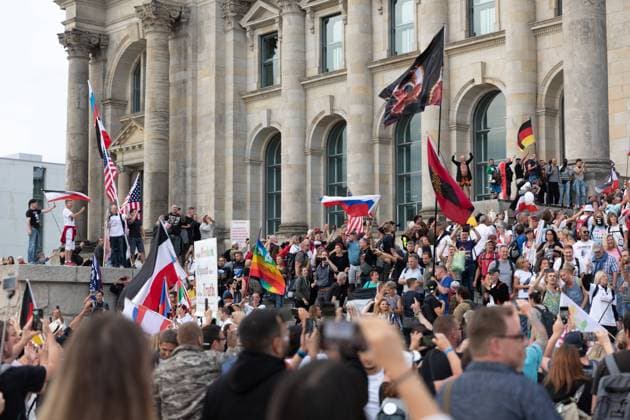 Sturm auf dem Bundestag Reichstag Deutschland, Berlin am 29.08.2020: einige Hunderte Demonstrierende die gegen den Corona-Maasnahmen sind, sturmen auf die Treppen des Reichstages. Viele Trugen die Reichsflagge sowie die russische und die Amerikanische. *** Storm on the Bundestag Reichstag Germany, Berlin on 29 08 2020 several hundreds of demonstrators who are against the Corona measures storm on the stairs of the Reichstag Many carried the Reich flag as well as the Russian and American flags