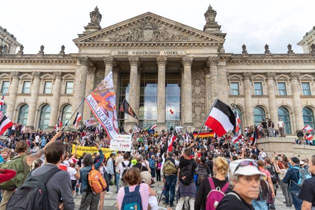 Sturm auf dem Bundestag Reichstag Deutschland, Berlin am 29.08.2020: einige Hunderte Demonstrierende die gegen den Corona-Maasnahmen sind, sturmen auf die Treppen des Reichstages. Viele Trugen die Reichsflagge sowie die russische und die Amerikanische. *** Storm on the Bundestag Reichstag Germany, Berlin on 29 08 2020 several hundreds of demonstrators who are against the Corona measures storm on the stairs of the Reichstag Many carried the Reich flag as well as the Russian and American flags
