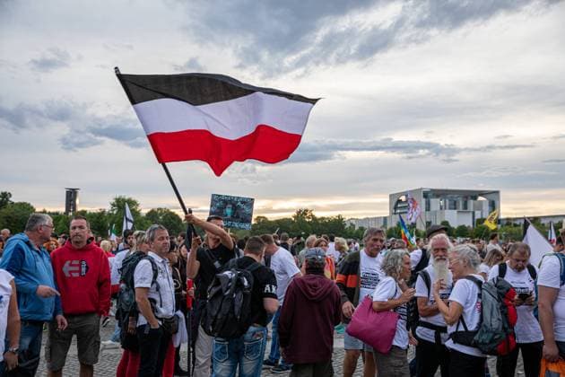 Sturm auf dem Bundestag Reichstag Deutschland, Berlin am 29.08.2020: einige Hunderte Demonstrierende die gegen den Corona-Maasnahmen sind, sturmen auf die Treppen des Reichstages. Viele Trugen die Reichsflagge sowie die russische und die Amerikanische. *** Storm on the Bundestag Reichstag Germany, Berlin on 29 08 2020 several hundreds of demonstrators who are against the Corona measures storm on the stairs of the Reichstag Many carried the Reich flag as well as the Russian and American flags