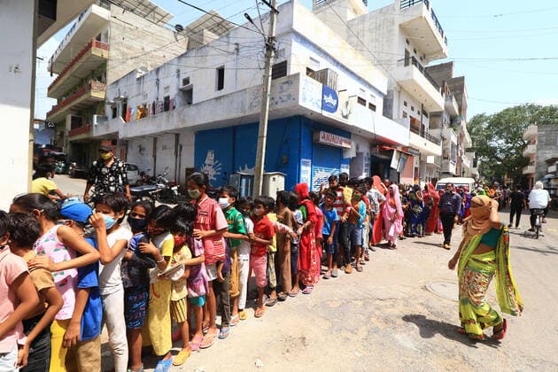 Food Distribution During Lockdown In Jaipur People stand in a queue as they wait for free food packets and face mask distributed by social workers Dr. Sarvesh Joshi and Deepak Dandoriya during the Covid-19 lockdown ,at Purani Basti in Jaipur, Rajasthan, India, on June 07, 2021. Jaipur Rajasthan India bhatnagar-notitle210607_npxTo  Copyright: xVishalxBhatnagarx