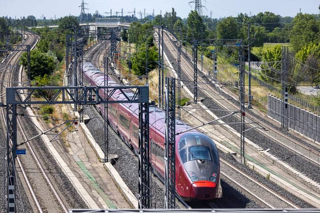Die Italo Nuovo Trasporto Viaggiatori (NTV) ist ein privates italienisches Eisenbahnunternehmen. Es bietet in Konkurrenz zur staatlichen T r e n i t a l i a Hochgeschwindigkeitsverkehr zwischen italienischen Großstädten an. Schnellbahnstrecke bei Castelfranco Emilia. 27.05.2021: ITA, Italien, Castelfranco Emilia. *** Italo Nuovo Trasporto Viaggiatori NTV is a private Italian railway company It provides high-speed rail services between major Italian cities in competition with the state-owned T r e n i t a l i a High-speed railway line near Castelfranco Emilia 27 05 2021 ITA, Italy, Castelfranco Emilia
