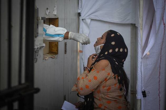 Coronavirus in Indien, landesweite Eindrücke NEW DELHI, INDIA - JUNE 7: A health worker collects a swab sample for Covid-19 test, at Kingsway Camp, in Karol Bagh, on June 7, 2021 in New Delhi, India. (Photo by Sanchit Khanna Hindustan Times) Daily Life Amid Coronavirus Pandemic In India