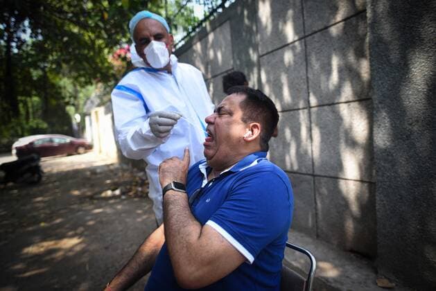Coronavirus in Indien, landesweite Eindrücke NEW DELHI, INDIA - JUNE 7: A health worker collects a swab sample for Covid-19 test, at Kingsway Camp, in Karol Bagh, on June 7, 2021 in New Delhi, India. (Photo by Sanchit Khanna Hindustan Times) Daily Life Amid Coronavirus Pandemic In India