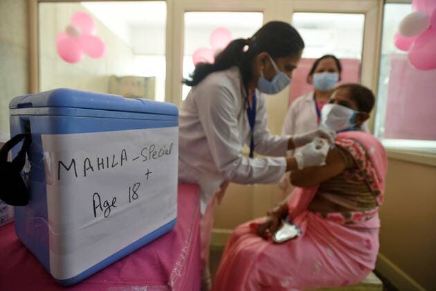 Coronavirus in Indien, landesweite Eindrücke NOIDA, INDIA - JUNE 7: A health worker administers a dose of the COVID-19 vaccine to a beneficiary, at a special booth for vaccination of women, at sector 30, on June 7, 2021 in Noida, India. (Photo by Sunil Ghosh Hindustan Times) COVID-19 Vaccination Drive