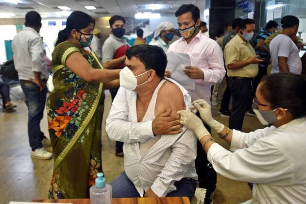 Coronavirus in Indien, landesweite Eindrücke NOIDA, INDIA - JUNE 7: A man above the age of 45 being vaccinated against Covid-19, at sector 30 district hospital, on June 7, 2021 in Noida, India. (Photo by Sunil Ghosh Hindustan Times) COVID-19 Vaccination Drive