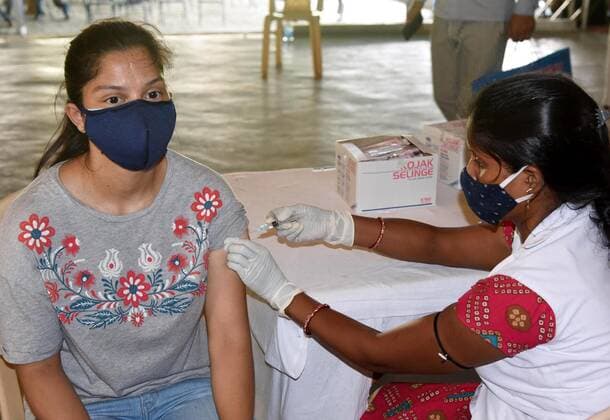 Coronavirus in Indien, landesweite Eindrücke PATNA, INDIA - JUNE 7: A health worker administers a Covid-19 vaccine to a beneficiary at Patna Women s College, on June 7, 2021 in Patna, India. (Photo by Santosh Kumar Hindustan Times) COVID-19 Vaccination Drive